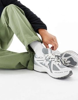 New Balance New Balance 1906 unisex sneakers in gray and white detail