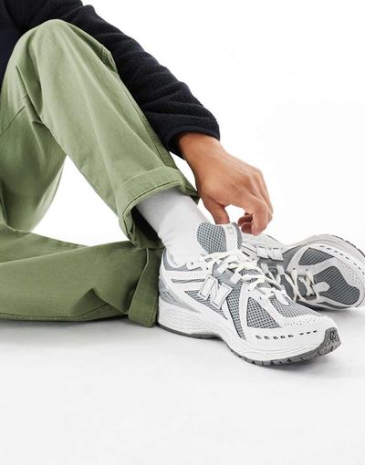 New Balance New Balance 1906 unisex sneakers in gray and white detail