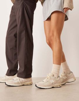 New Balance New Balance 2002 unisex sneakers in off-white