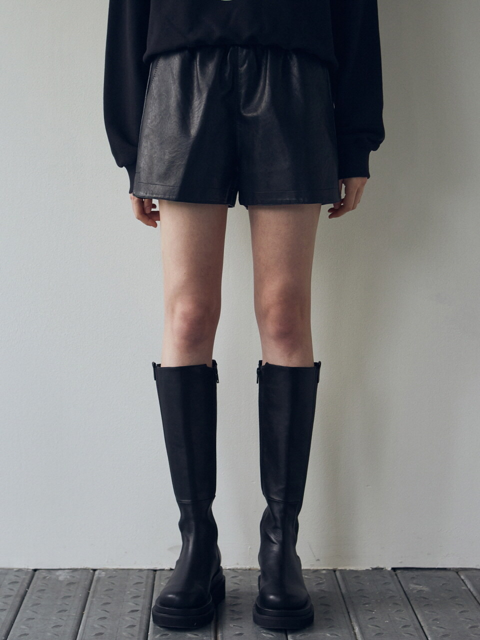 NICK&NICOLE Banded Leather Half Pants (Black)