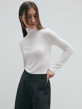 NICK&NICOLE Minimal Slim Turtleneck Tee - White