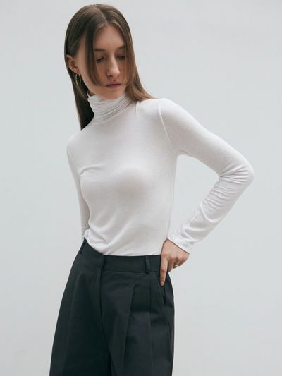 NICK&NICOLE Minimal Slim Turtleneck Tee - White