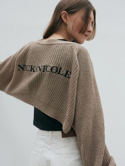 NICK&NICOLE NICOLE BOLERO LOGO CARDIGAN [BROWN]