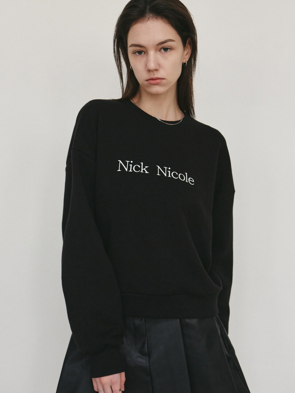 NICK&NICOLE Nicole Classic Logo Sweatshirt_Black