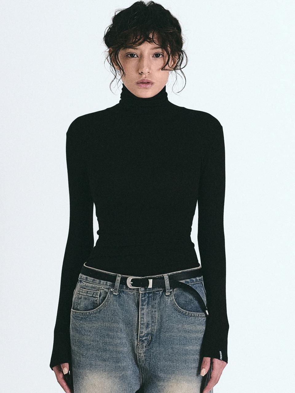 NICK&NICOLE Nicole Label Minimalist Turtleneck Top [Black]