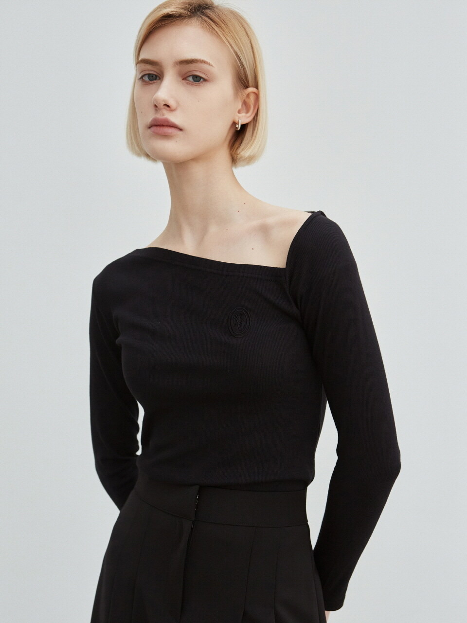 NICK&NICOLE Nicole Unbalanced Off-the-Shoulder T-shirt _Black