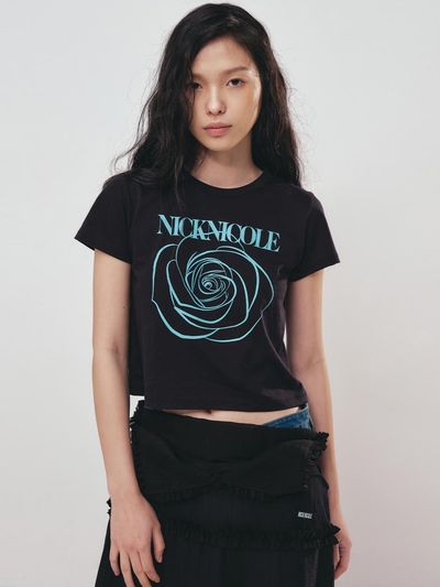 NICK&NICOLE ROSE SIGNATURE CROP TOP T-SHIRT [BLACK/SKY BLUE]