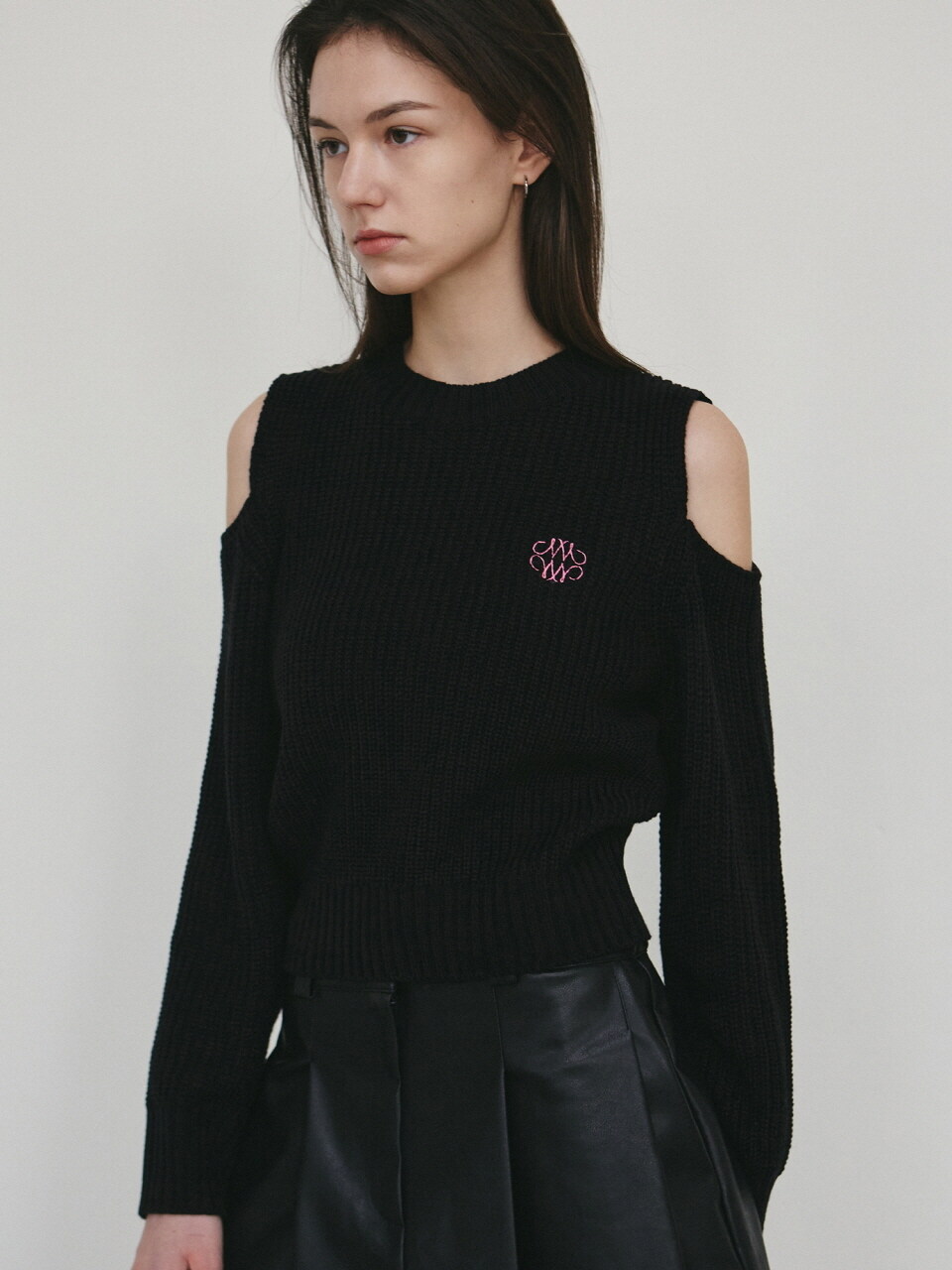NICK&NICOLE Signature Cut Out Crew Neck Knit_Black