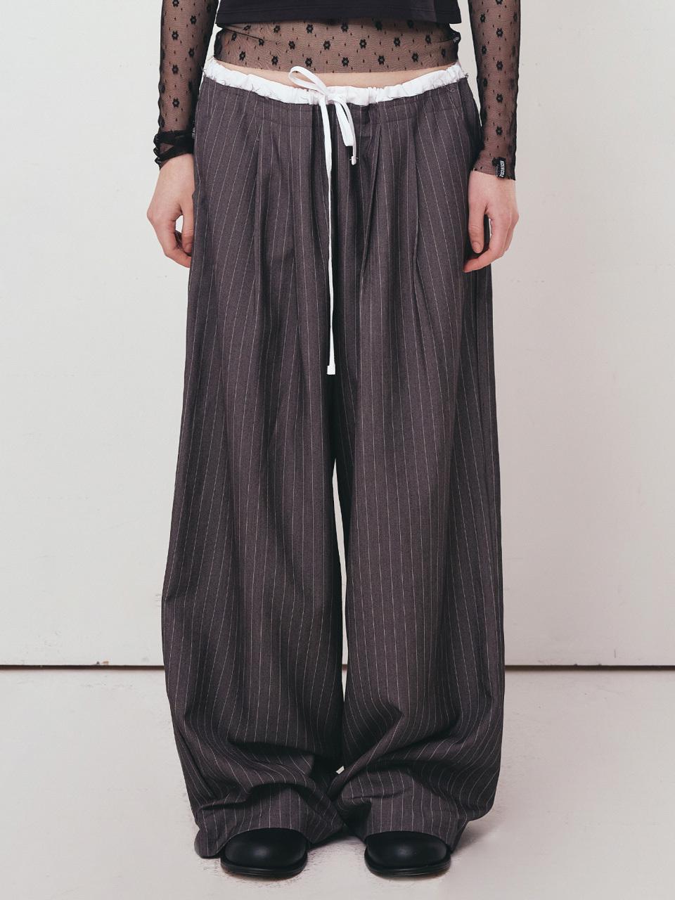 NICK&NICOLE STRIPE LAYERED PINTUCK SLACKS [CHARCOAL]