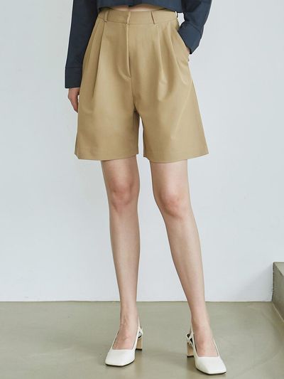 NICK&NICOLE TWO PINTUCK BERMUDA SHORTS [BEIGE]