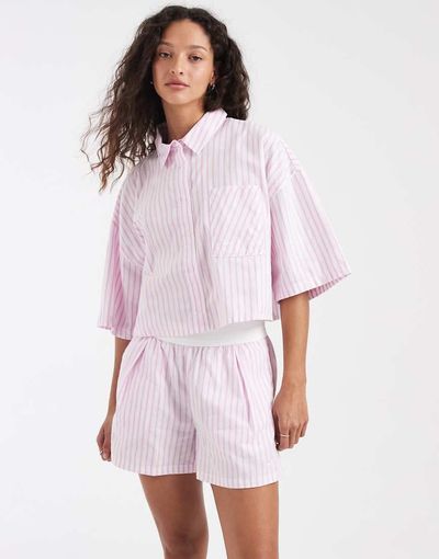 Nike Nike poplin Stripe woven shorts in pink