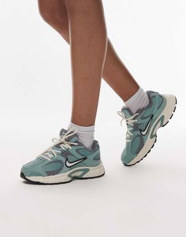 Nike Nike V5 RNR sneakers in ivory & gray-Neutral