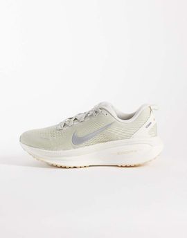 Nike Nike Vomero 18 sneakers in cream and metallic silver-White