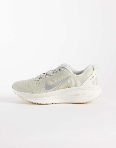 Nike Nike Vomero 18 sneakers in cream and metallic silver-White