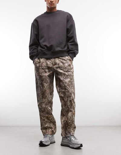 Nike Nike woven pants in khaki camo print-Green