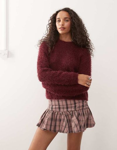 Noisy May Noisy May crew neck fluffy knit sweater in burgundy-Red