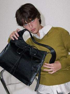 NONMUTE Triangle shoulder bag Black