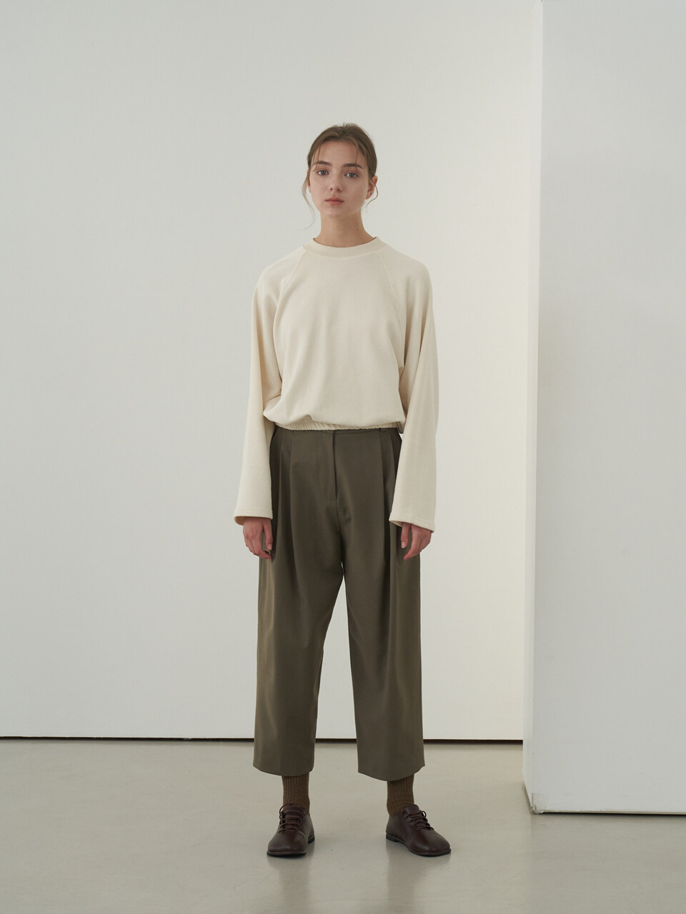 NONNIERE Wool Blended Carrot Pants (Khaki)