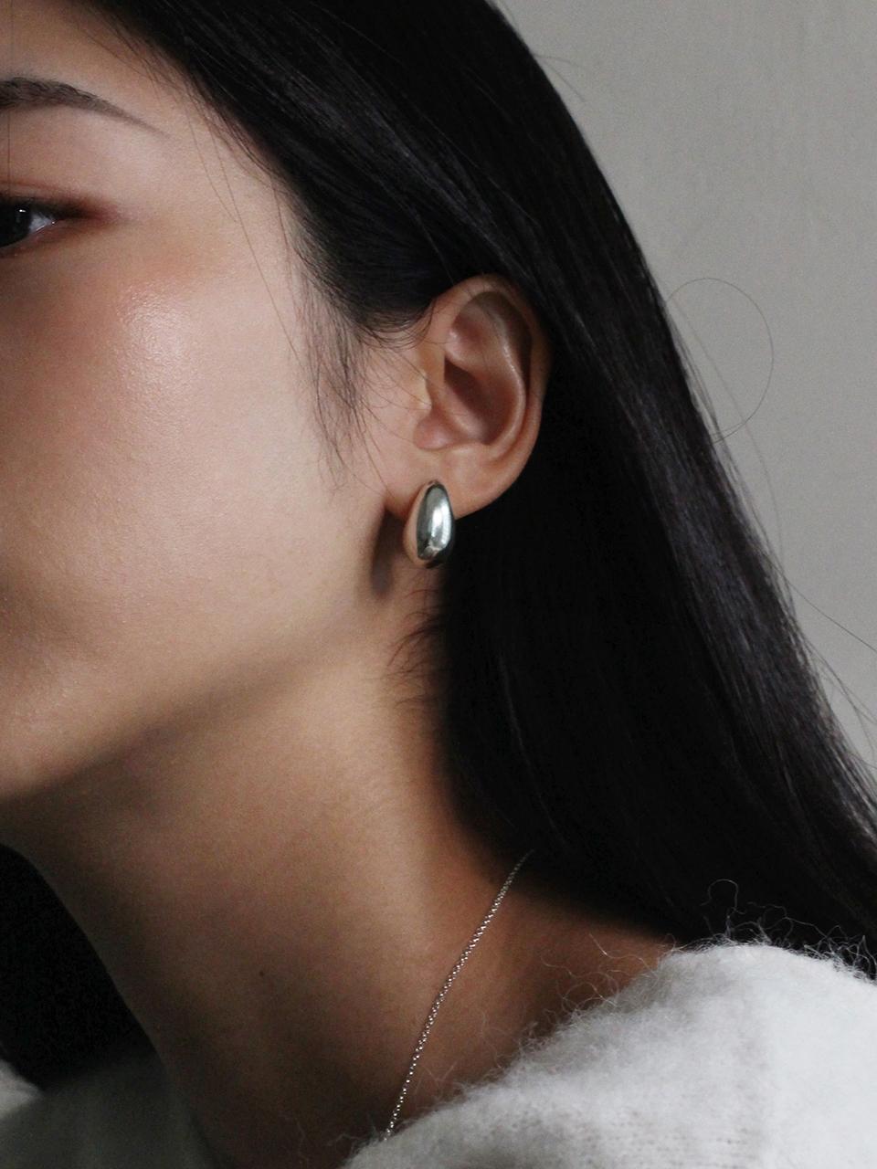 NORMALLEE Sterling Silver Pearl Coat Earrings [Silver]