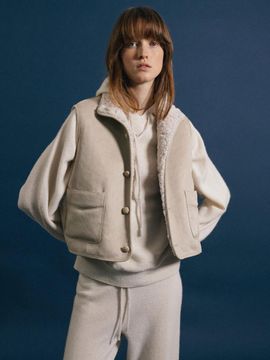 NOTHING WRITTEN Reversible Plush Fur Stand Collar Vest [Ivory Beige]