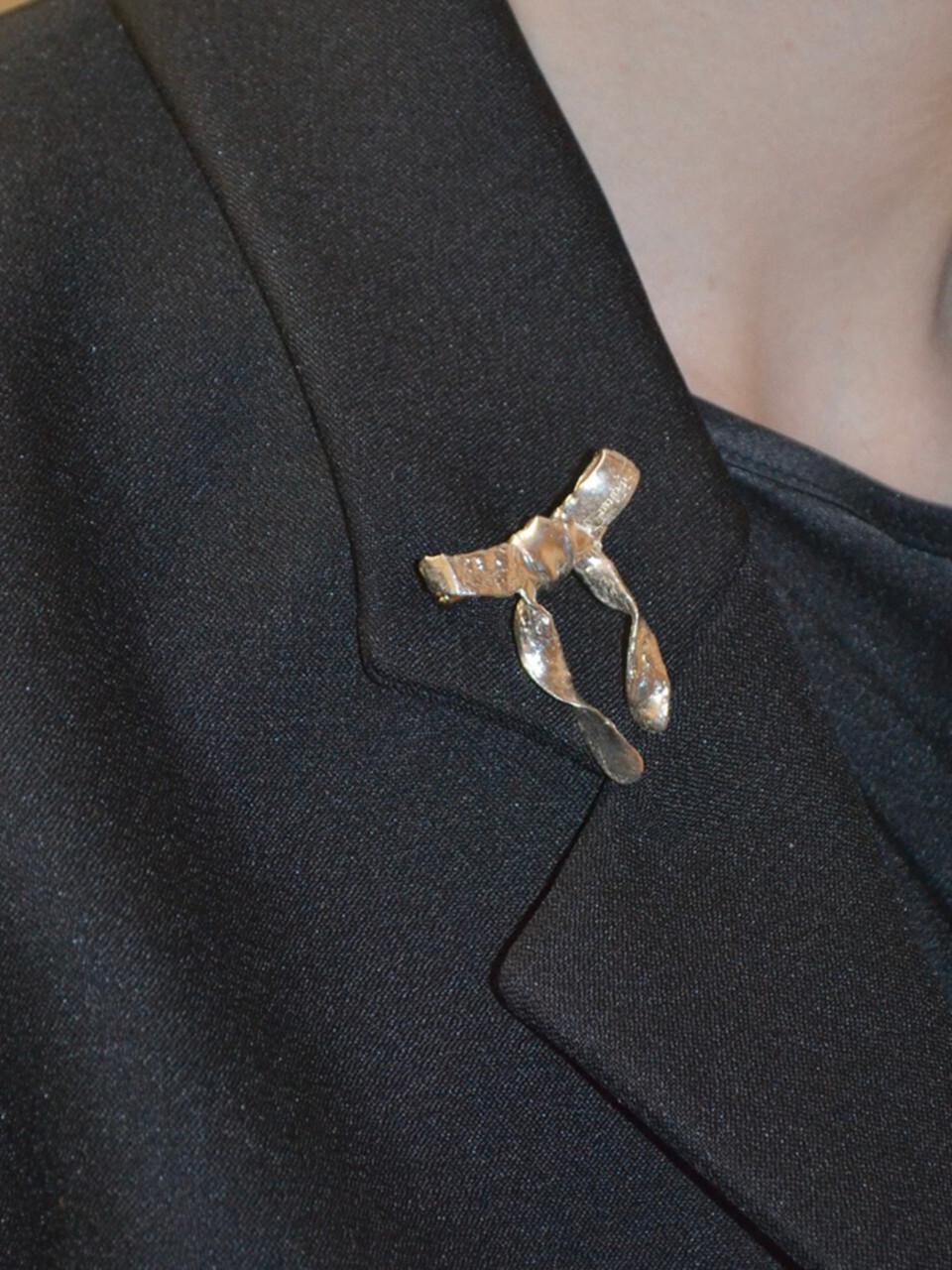 nuavo Classy ribbon brooch