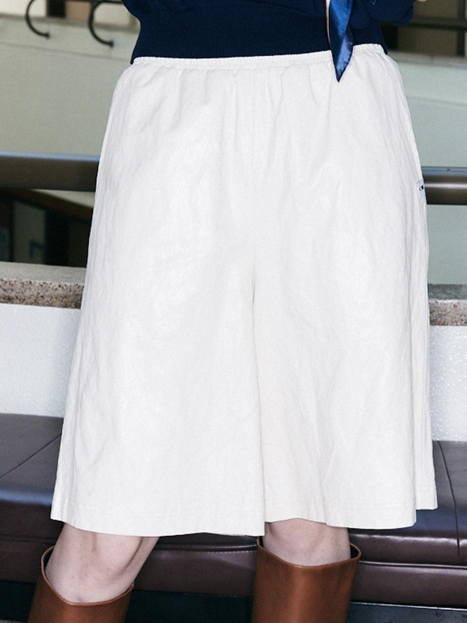 OIOI COLLECTION Basic Leather Bermuda Shorts [IVORY]