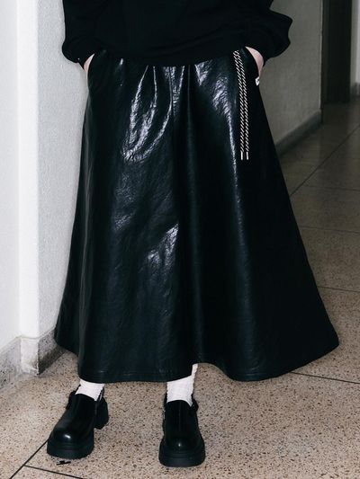 OIOI COLLECTION Flare Leather Long Skirt [BLACK]