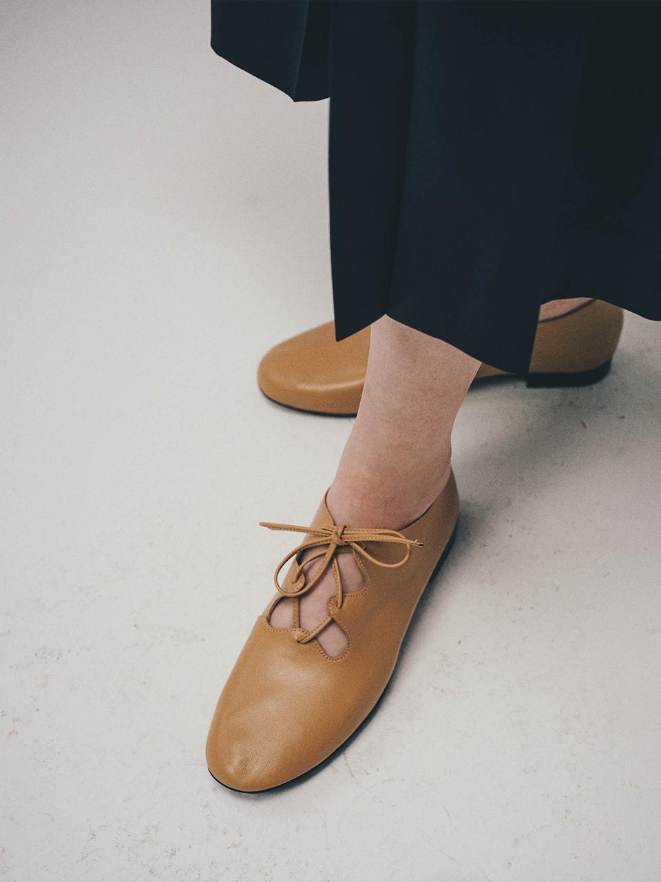 OLD HANDS CARVED Cora Flat_Beige