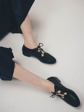 OLD HANDS CARVED Cora Flat_Black