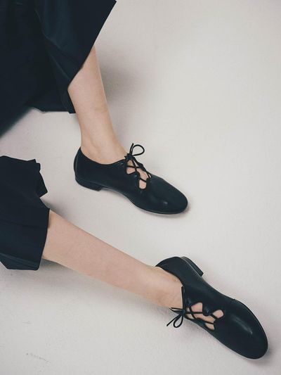OLD HANDS CARVED Cora Flat_Black