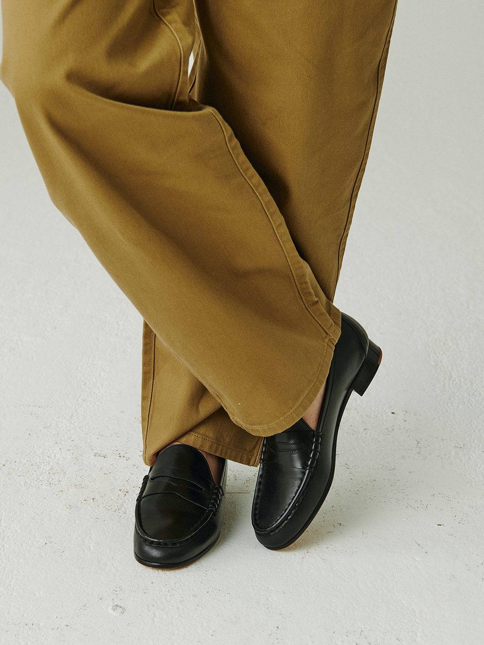 OLD HANDS CARVED Daria Signature Loafer_Black