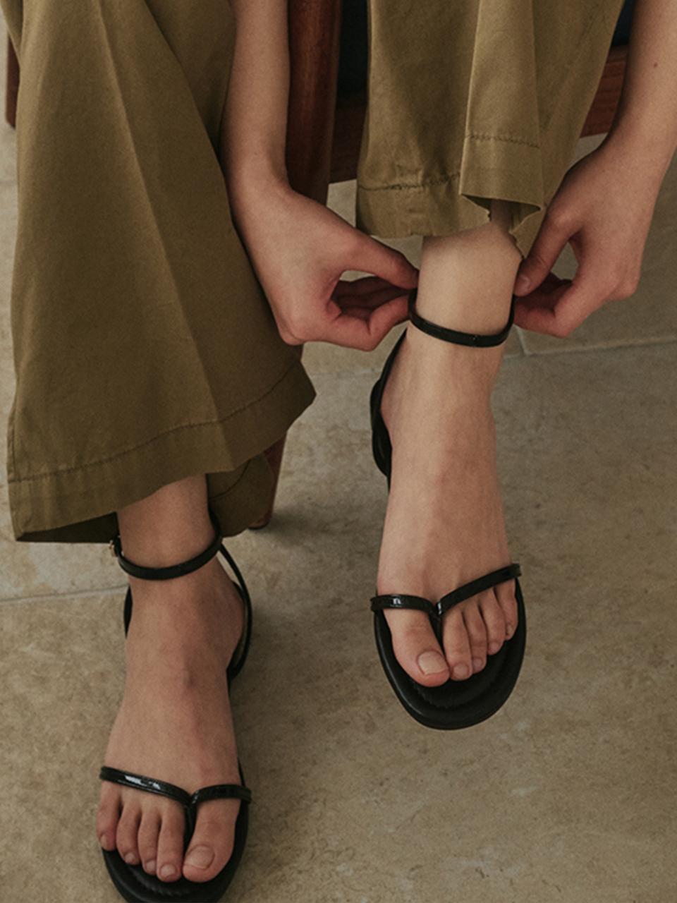 OLD HANDS CARVED Lily Strap Sandal_Black
