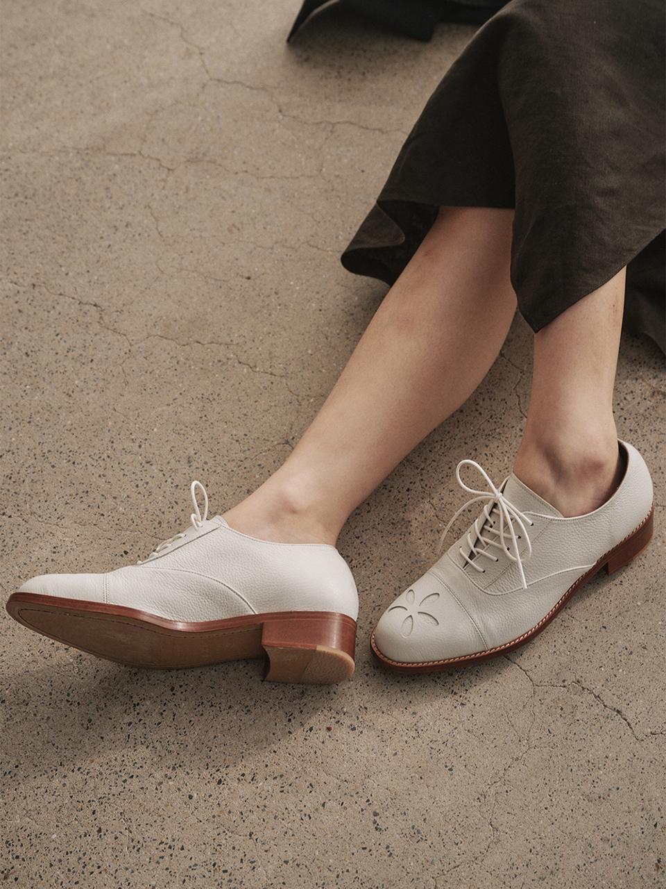 OLD HANDS CARVED Molly Signature Oxford Shoes_White