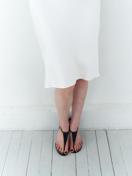 OLD HANDS CARVED Nina T-Strap Sandal [Black]