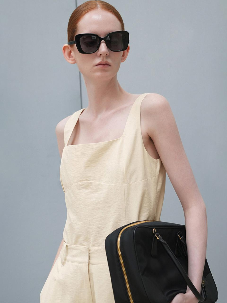ONE Piz Slit Sleeveless Blouse
