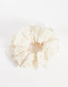 ONLY ONLY eyelet scrunchie in cream-White
