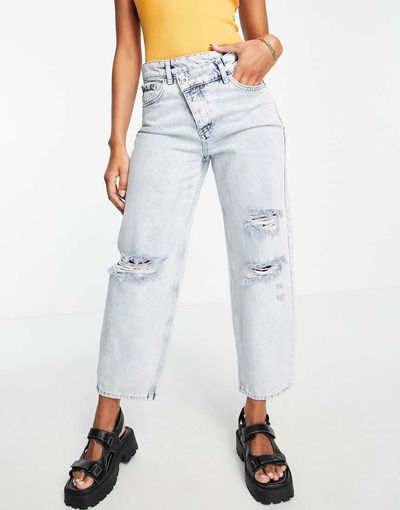 ONLY Only Juliet low rise asymmetric button ripped boyfriend jeans in light blue-Black