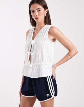 ONLY ONLY sleeveless v-neck cheesecloth peplum top with tie front in white