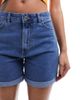 ONLY Only Vega low rise rolled hem denim mom shorts in medium blue - 3