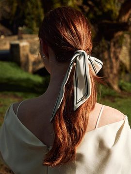 on&on Pretty Scarf