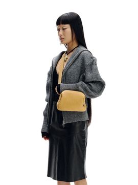 OSOI Nubuck Leather Curved Frame Bag [Caramel]