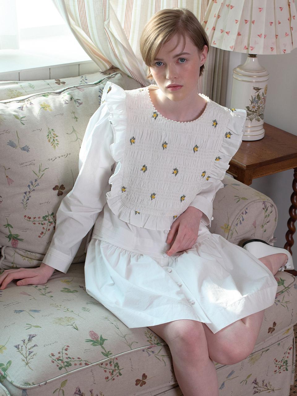 OTHEMENT by vocavaca Flower Frilled Vest - White