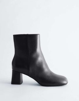 & Other Stories & Other Stories round toe leather ankle boots with block heel in black