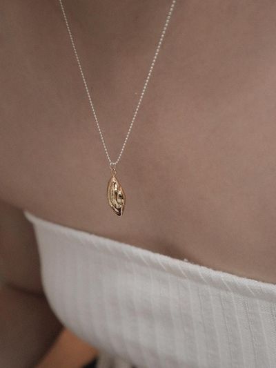 OudStudio Handcrafted Delicate Mini Shell Necklace [Silver/Gold]