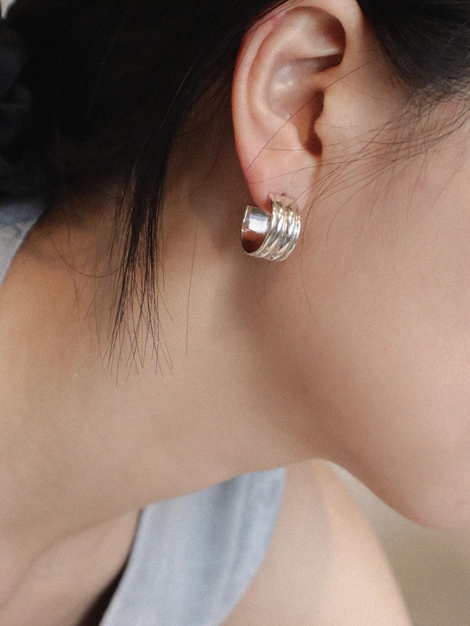 OudStudio Sterling Silver Minimalist Line Earring