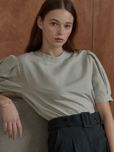 ouie back zipper puff half blouse (light khaki)