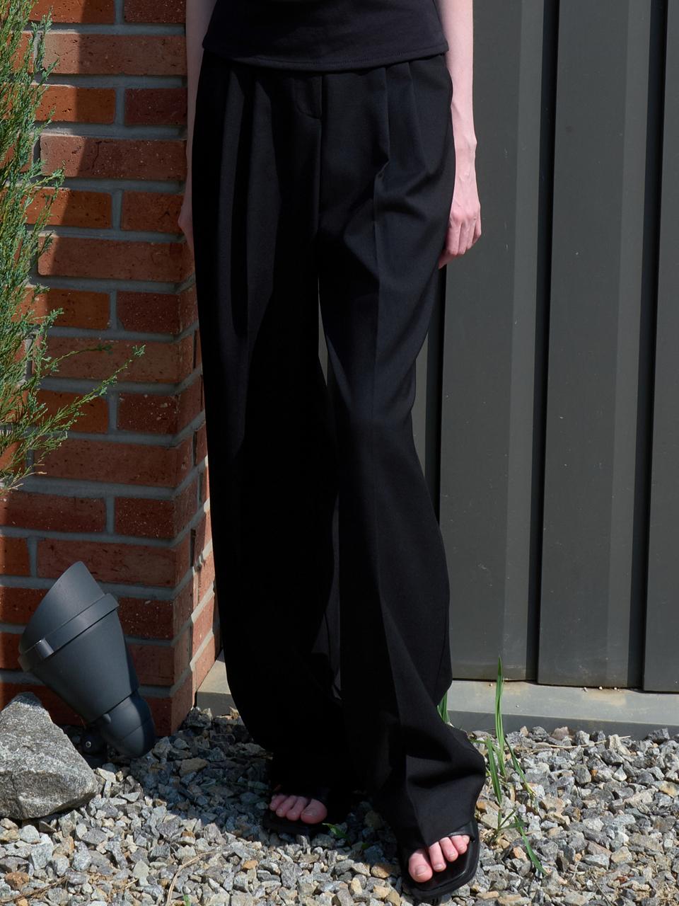 ouie Classic Pleated Wide Slacks - Black