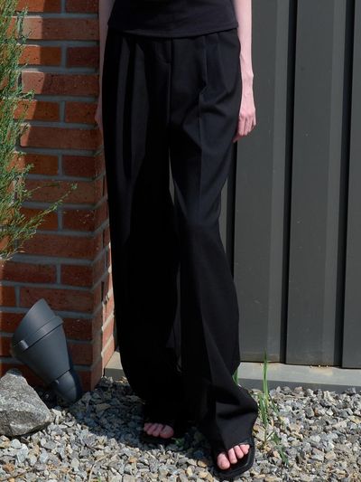 ouie Classic Pleated Wide Slacks - Black