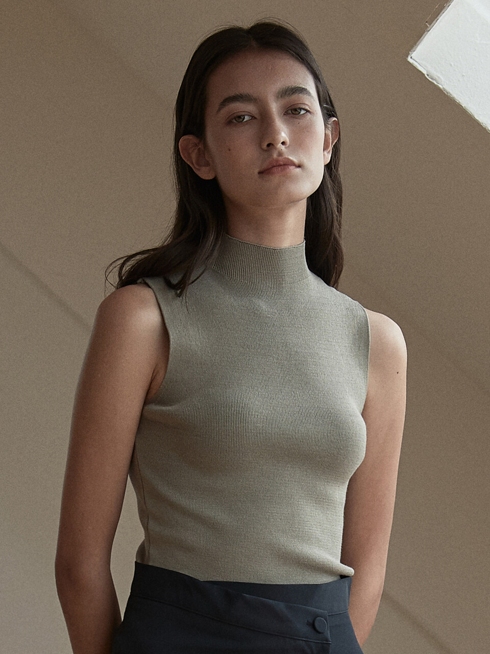 ouie half neck sleeveless knit (khaki beige)