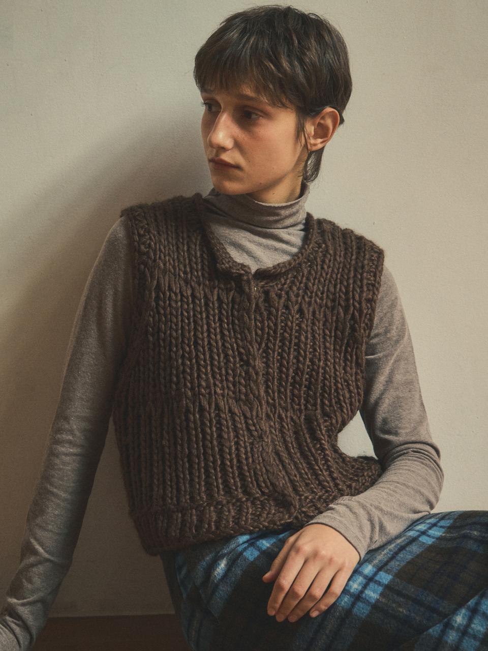 OUR NOSTALGIA Handmade crop knit vest_Brown